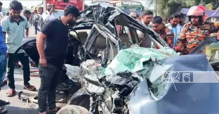 বাসের ধাক্কায় দুমড়ে মুচড়ে যাওয়া প্রাইভেটকার